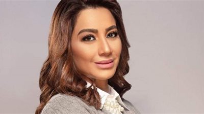 بسمة وهبة تعتمد موضة البليسية في العرافة