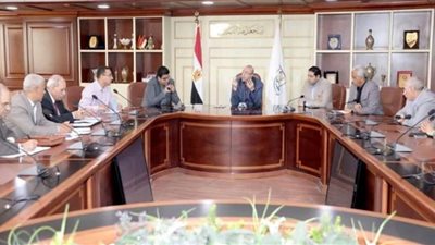 محافظ بني سويف يناقش خطة استعدادات استلام وتوريد القمح المحلي