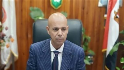 وكيل صحة الشرقية يسلم صيدلانية العمل بنفسه لعدم قدرتها على الحركة