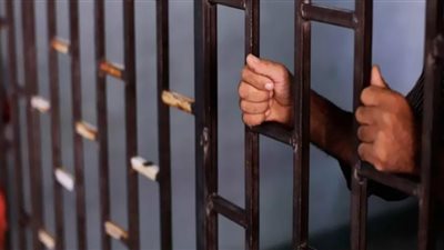 حبس مدرس عثر بحوزته على 4800 قرص مخدر في أخميم