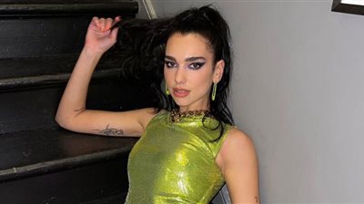 صُنع منذ 30 عام.. دواليبا تتألق بفستان قديم لـ فيرزاتشي في حفل Grammy 2022