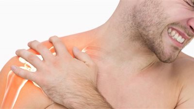 احذر.. ألم الكتف ينذر بإصابتك بمرض خطير