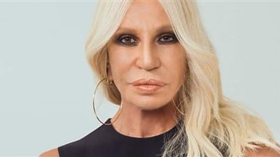 بفستان أخضر لامع دوناتيلا فيرزاتشي تخرج عن المألوف في حفل جرامي 2022