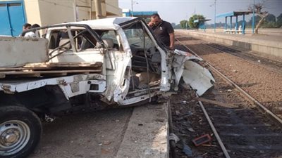 مصرع 3 أشخاص في حادث تصادم بين قطار وسيارة على مزلقان المناشي