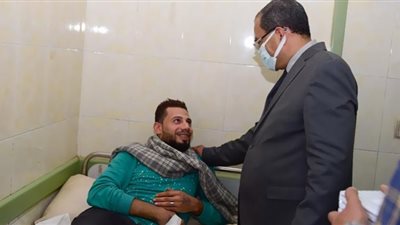 رئيس جامعة سوهاج يطمئن على 9 مواطنين بالمستشفى الجامعي