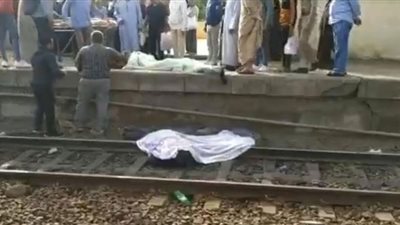 رفع حطام سيارة تصادمت مع قطار بمزلقان المناشي في الجيزة (فيديو)
