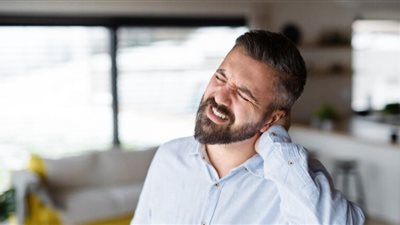 منها الجلوس بشكل خاطئ.. 5 أسباب لآلام الرقبة