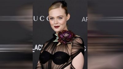 بحمالة صدر ذهبية.. إيل فانينغ تخرج عن المألوف في حفل Instyle awards