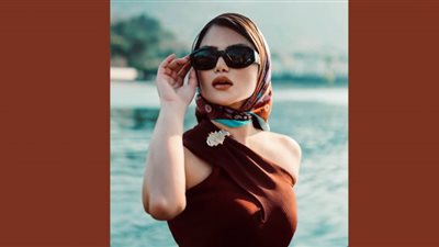 بفستان بوهيمي أنيق.. هدى الإتربي تستعرض جمالها على أحد شواطيء إيطاليا