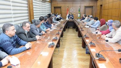 محافظ الدقهلية يناقش مع مديرى المستشفيات توافر الاشتراطات الخاصة بالسلامة المهنية