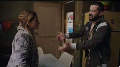 (فيديو) شريف سلامة يقُص لنيللي كريم شعرها بسبب كرتونة بيض| فاتن أمل حربي الحلقة 3