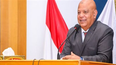 رئيس هيئة ميناء دمياط الجديد يعقد اجتماعه الأول بالعاملين