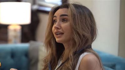 رامز جلال يسخر من رموش هنا الزاهد: مركبة مقشة الحمام في عينها (فيديو)