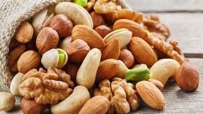منها المكسرات.. 4 أطعمة تساعد على الوقاية من السرطان