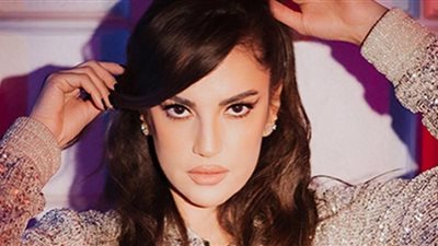 درة تروج لإحدى شركات الهواتف المحمولة وتخطف الأنظار بفستان متعدد الألوان