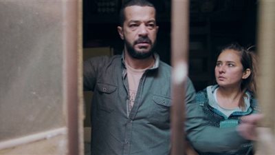 بسبب الحجاب.. شريف سلامة يضرب نيللي كريم بالحذاء ويهددها بالحبس (تفاصيل)