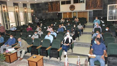 محافظ الغربية يناقش احتياجات المرافق لقرى المحلة الكبرى وكفر الزيات وقطور