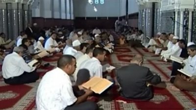 هل الاجتماع لقراءة القرآن والاستماع إليه في ليالي رمضان بدعة؟