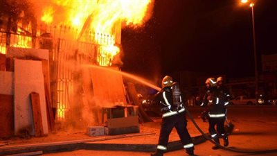 سيطرة على حريق نشب داخل مخزن بالشرقية