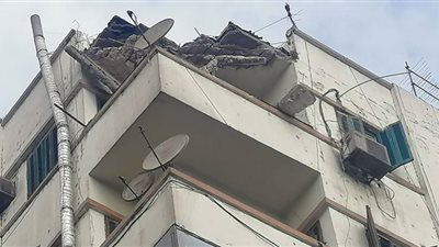 الاستعلام عن الحالة الصحية لسيدتين سقطت بلكونة منزل عليهما في الجيزة