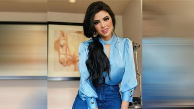 ميرنا جميل تستقبل الشتاء بفستان عصري (صور)