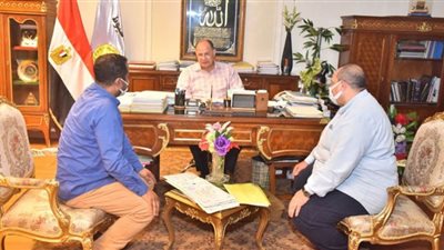 محافظ أسيوط يعتمد عقود تقنين وضع يد على أراضي أملاك الدولة