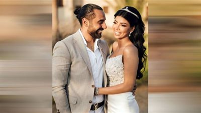 كارولين عزمي تحتفل بعيد ميلاد خطيبها بإطلالة راقية