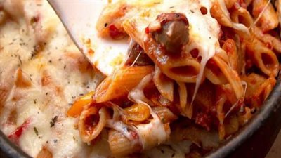 في الميكروويف.. طريقة عمل مكرونة بالسجق والجبنة