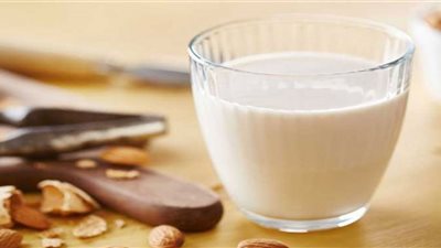 طبيب يكشف مشاكل التناول المفرط للحليب