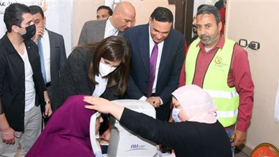 وزيرة الهجرة ومحافظ الدقهلية يتفقدان القافلة الطبية 