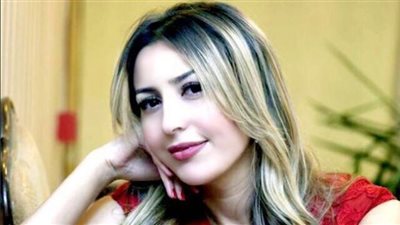 جنات تنام في عرض البحر بالدانتيل الشفاف (صور)