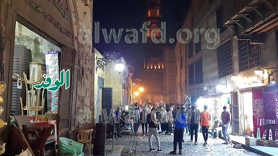 شاهد.. شارع المعز يتلألأ بالأضواء في رمضان.. والوفد تلتقي بالطفل يوسف بائع الزلابية
