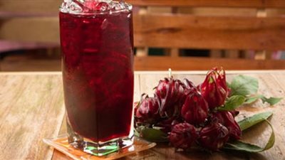 لمد الجسم بالفيتامينات.. طريقة عمل مشروب كركدية بالبنجر