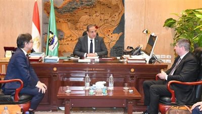 محافظ الفيوم يلتقي وفد شركة يازاكى اليابانية