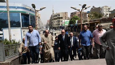 محافظ قنا يعاين موقع إنشاء نفق مشاة أسفل محطة سكك حديد نجع حمادي