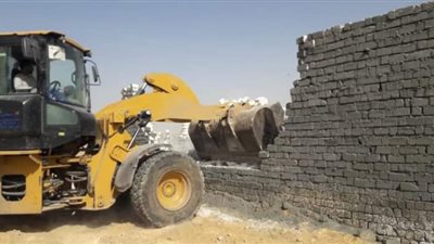 حصر الأراضي المقترحة لحياة كريمة بالقرى وإزالة التعديات ببني سويف