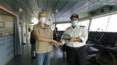 قناة السويس توزع الهدايا التذكارية على السفن لمرور 152 عاما على افتتاحها