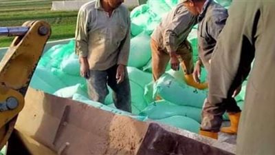 انقلاب سيارة نقل محملة بـ64 طن دقيق بصحراوي سوھاج الغربي