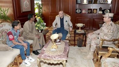 محافظ بني سويف يستقبل والد شهيد القوات المسلحة لبحث مطالب الأسرة واحتياجاتهم
