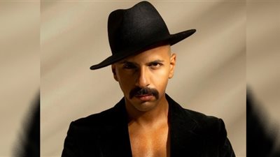 حسن أبوالروس .. فنانون اعتمدوا أزياء جريئة من أجل الترند