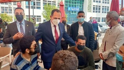 رئيس جامعة دمنهور يتفقد سير العملية التعليمية ويحاور الطلاب