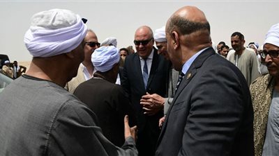 بتكلفة ٣٩ مليون جنيه.. محافظ قنا يتفقد أعمال مجمع الشوادر الجديد بنجع حمادى