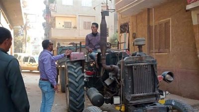 ضبط سائق جرار زراعي يلقي مخلفات المباني بطرق بالمنوفية
