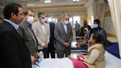 محافظ كفر الشيخ ونائبه يطمئنان على حالة طلاب مدرسة كفر الطايفة الابتدائية (صور)