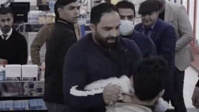 شاهد.. ضرب شاب تنمر على رجل مسن في برنامج الصدمة