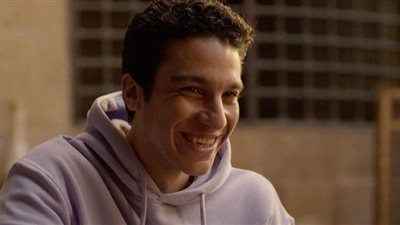 نور النبوي يعبر عن الفراغ العاطفي على طريقته في (راجعين يا هوى)