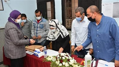 بالصور.. عميدة حاسبات عين شمس تتفقد عملية سحب استمارات الترشح لانتخابات اتحاد الطلاب