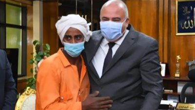 لتفانيهم في العمل.. محافظ قنا يكافيء عمال النظافة بمدينة قنا