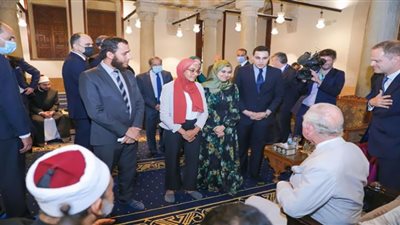 شيخ الأزهر والأمير تشارلز يلتقيان عددًا من باحثي الأزهر بالجامعات البريطانية
