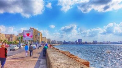 رغم تحذيرات الأرصاد وانخفاض درجات الحرارة.. كورنيش الإسكندرية كامل العدد
